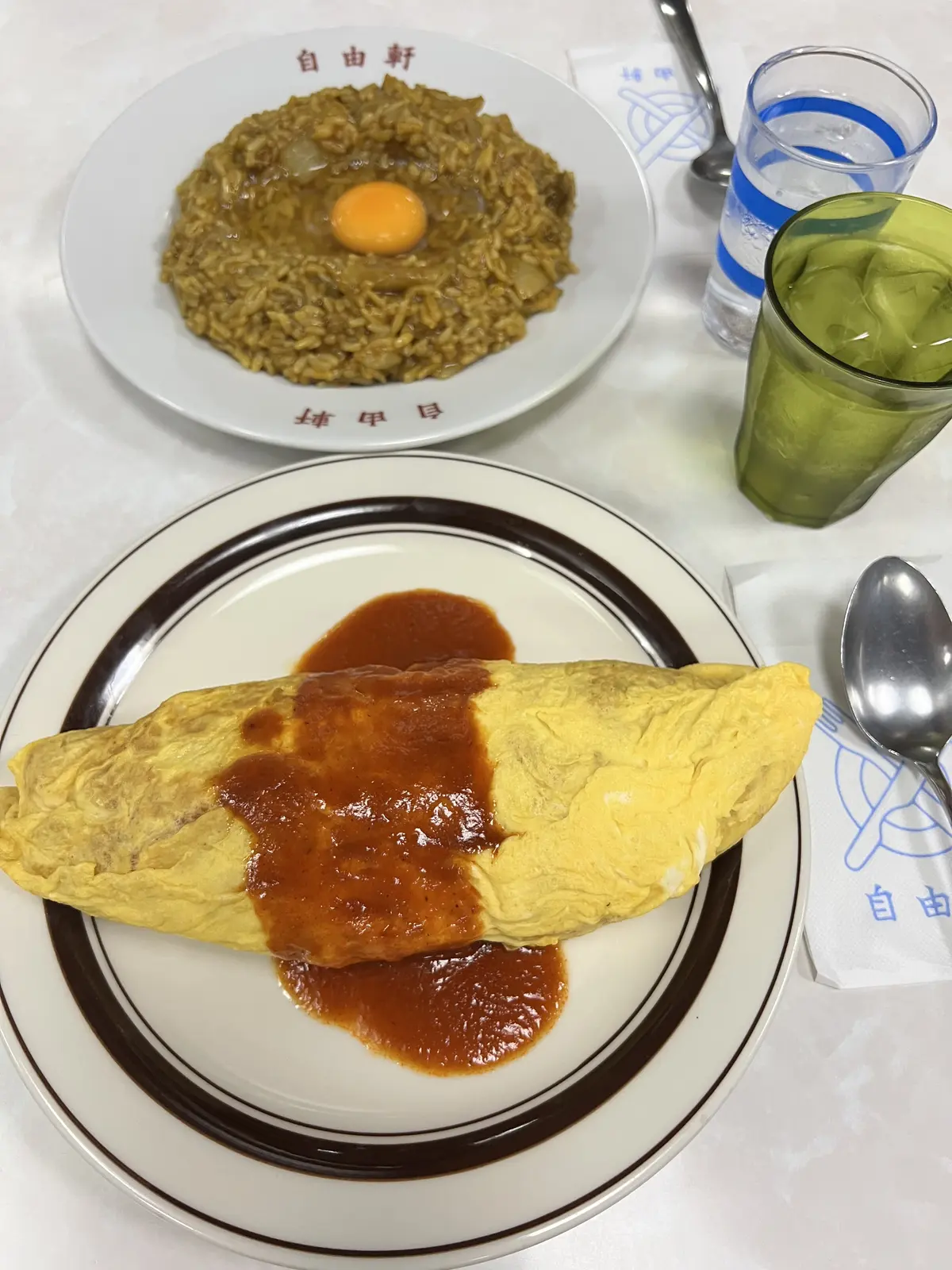 自由軒の名物カレーとオムライス