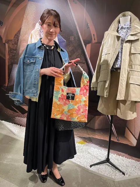 デニムにもワンピースにも華やかに。合いますね