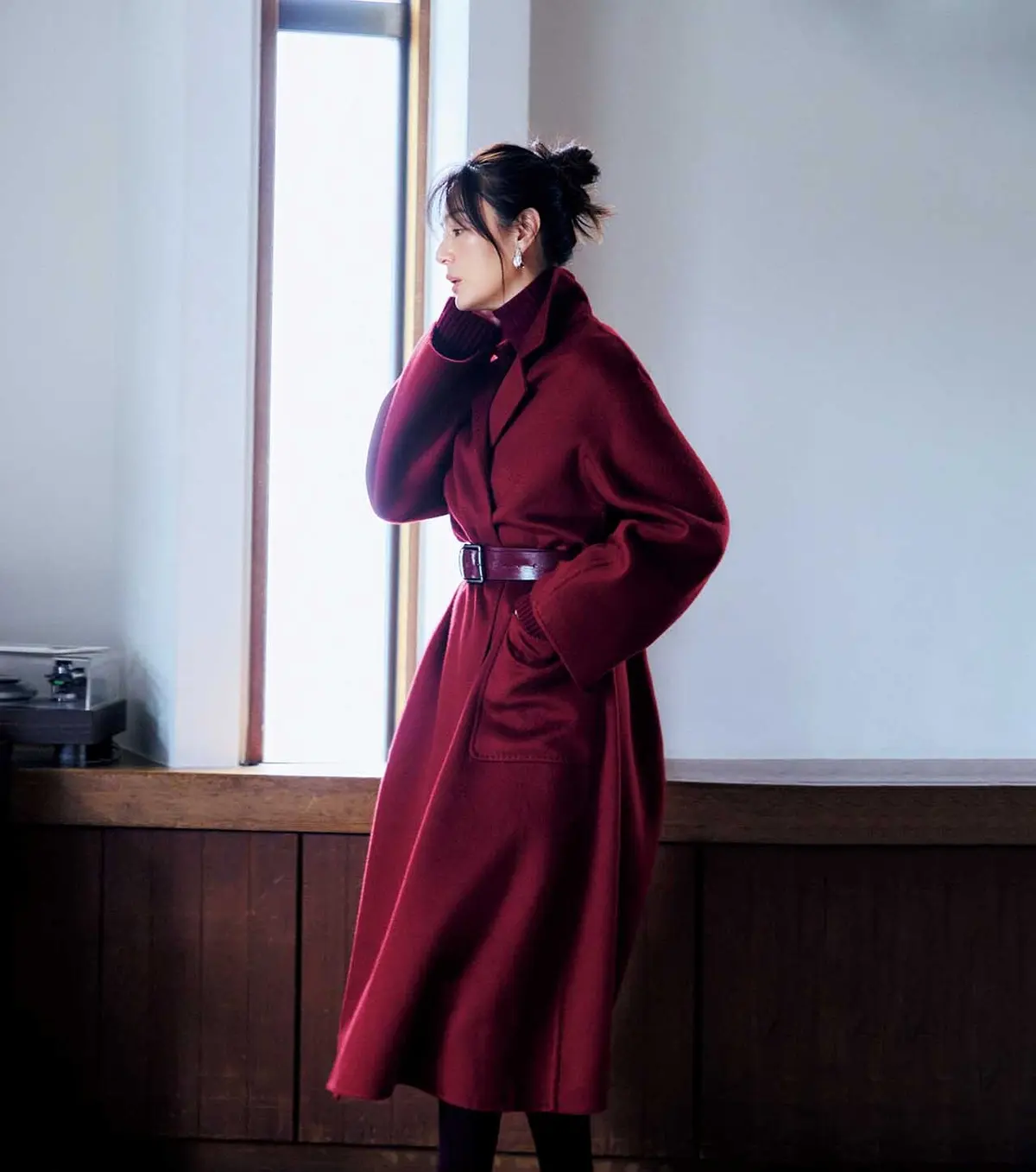 ふとした仕草も美しく見せる 流麗なガウンコートで 冬の風景にドラマが生まれて