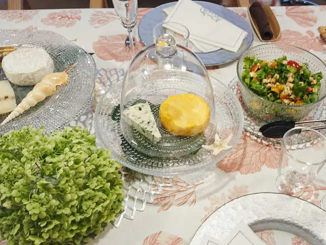 いかにも夏らしいさわやかなテーブルコーディネート