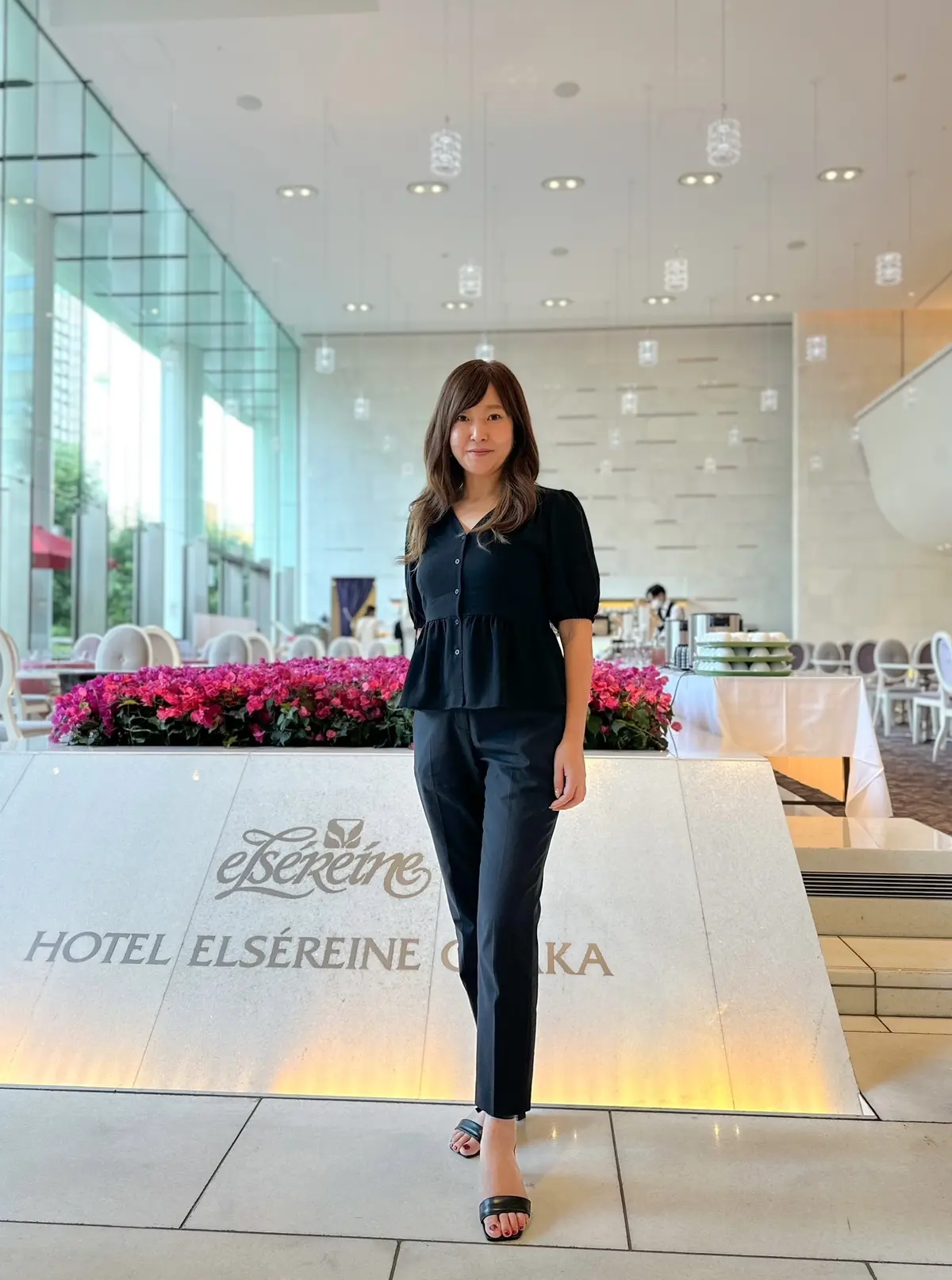 夏のブラックコーデでトロピカルなホテルブの画像_19