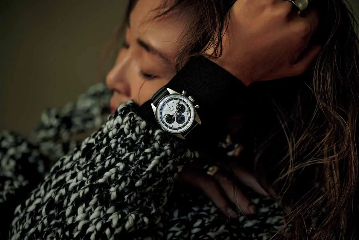 時計も休日仕様のコーディネートに合わせた楽しみ方を 心得たい。