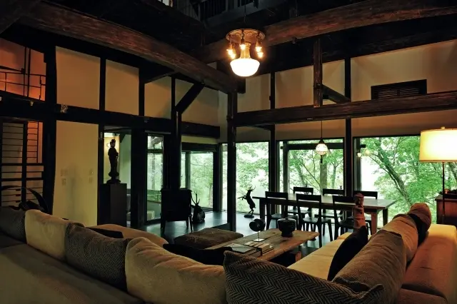 日本の古美術から西洋骨董、現代作家の作品など、室内を彩るアート作品