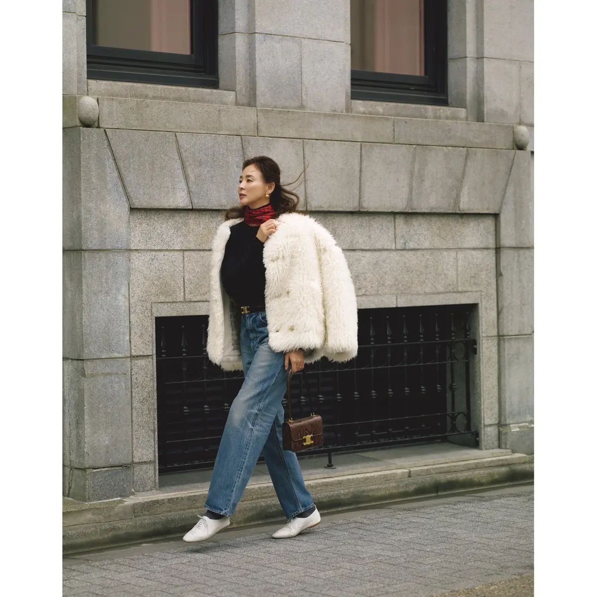 白ボアノーカラーコートに黒トップスとブルーデニムパンツを合わせ、首元に赤スカーフを巻いたコーディネート　モデル・SHIHO　