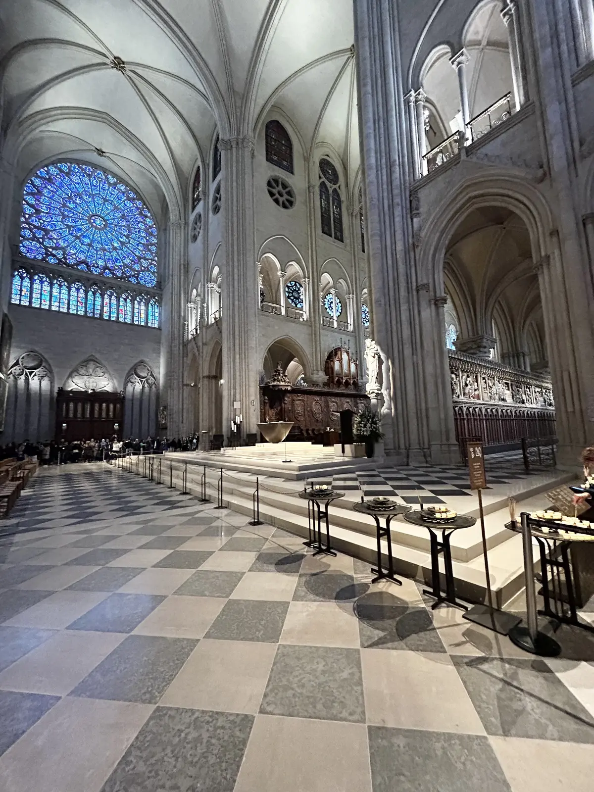 パリ　ノートルダム大聖堂　　ステンドグラス