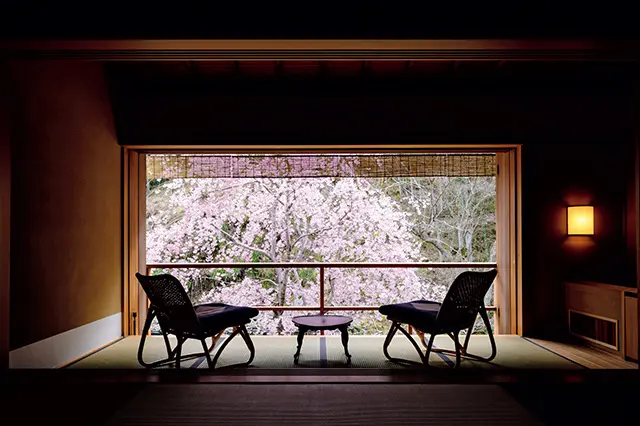 客室「山吹」の春の眺め。夏は竹林、秋は紅葉と絵画のように美しい