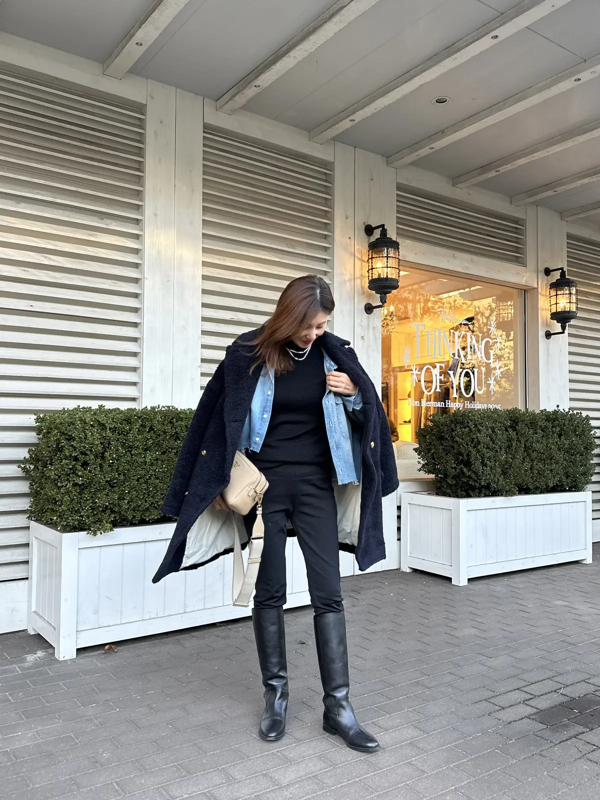 ブラックコーデのアクセントにデニムシャツの画像_5