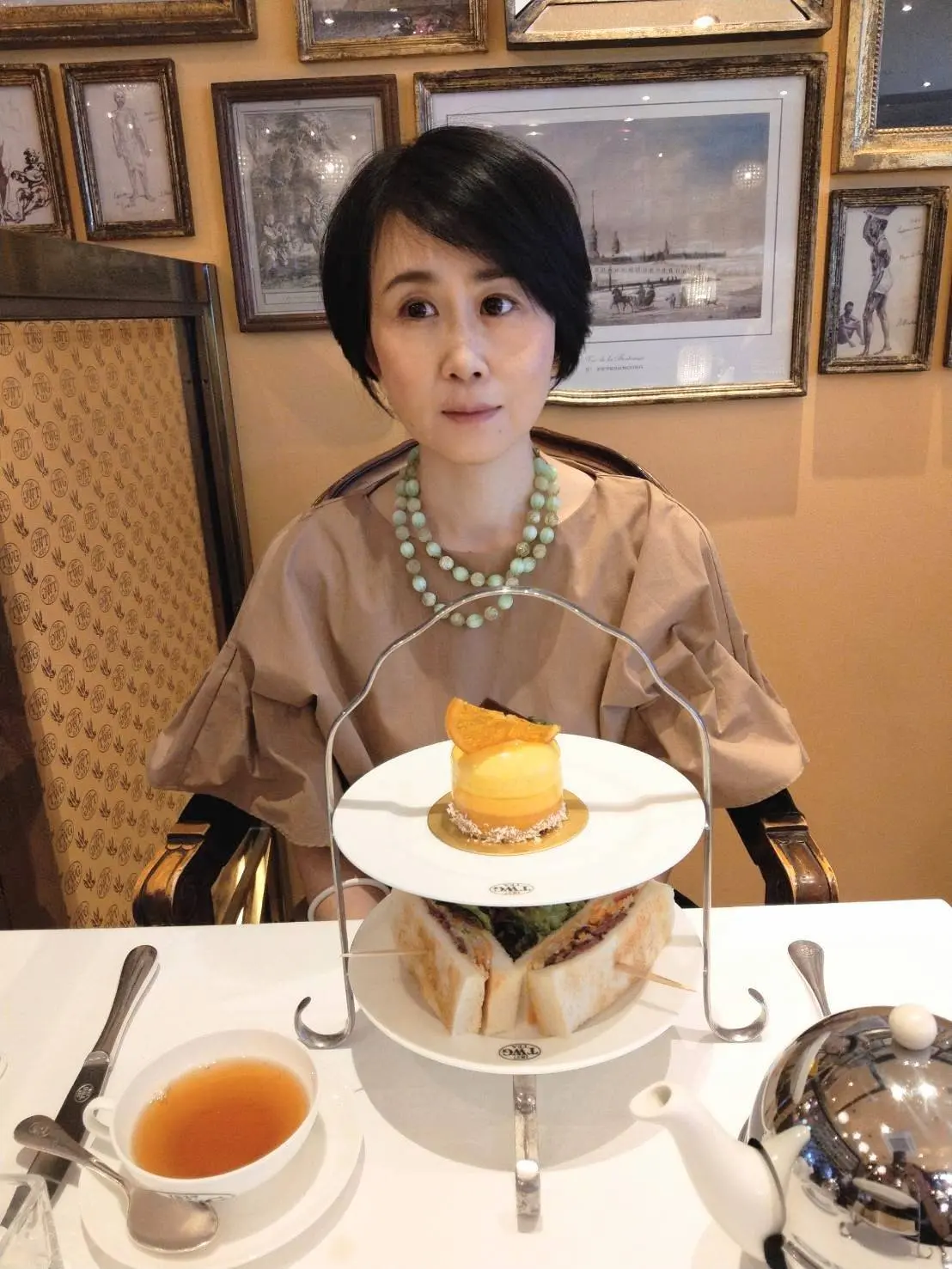 今回はケーキとサンドウィッチの２段の“chic”にしました