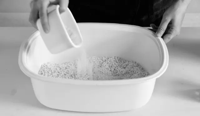 麴に塩を加えて合わせる