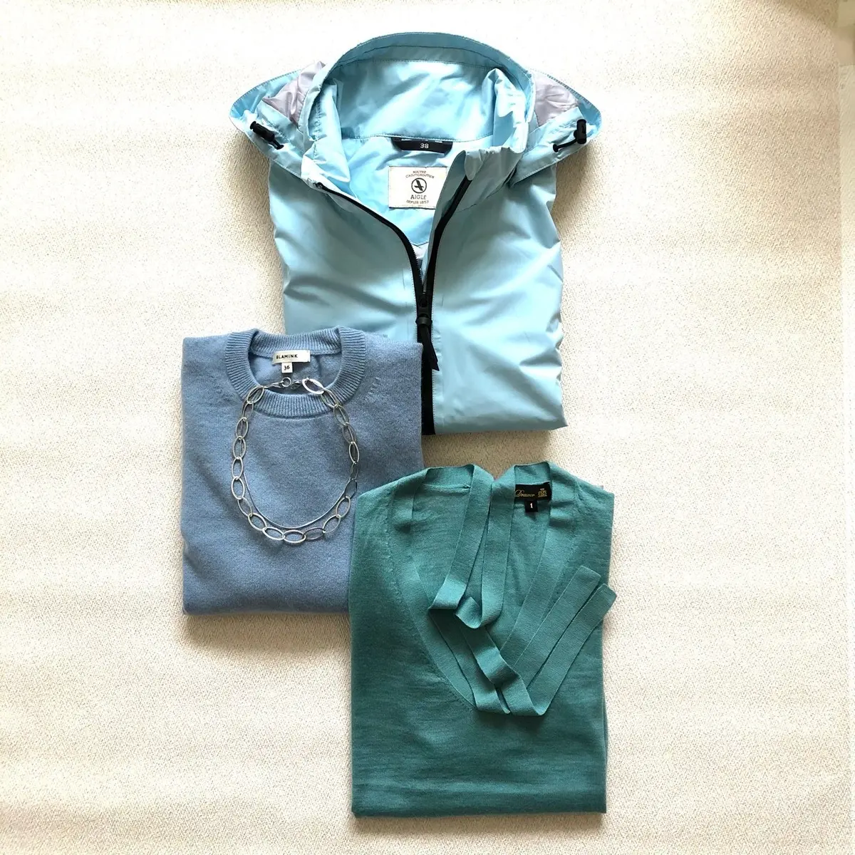 ブルー系のトップス