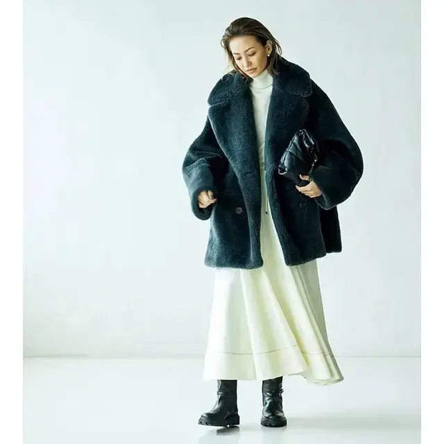 空気をたっぷり含んだウールボアならではの上品な風合い