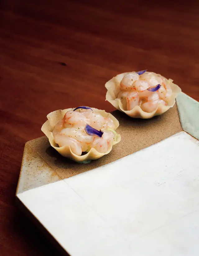 甘エビとフロマージュブラン、熟成キムチなどにライムの葉のドレッシングをかけた「タンセウ」W5,000