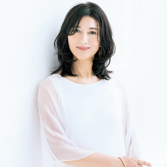 3段階の“段”を入れた毛流れがトップや顔まわりの髪をボリュームアップ