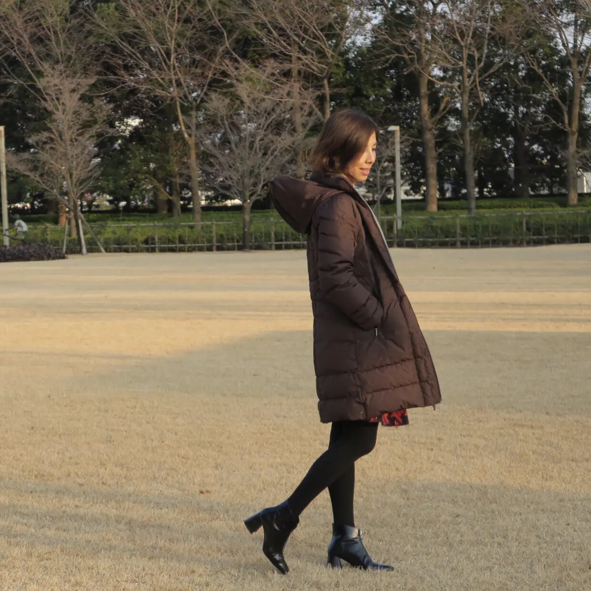 ブラックコーディネートの差し色は赤での画像_4