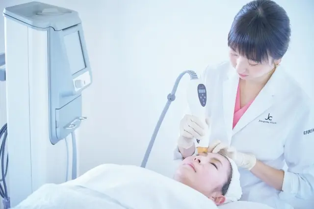 目もと専用の繊細なチップで照射。さらに眼球を傷めないよう黒いコンタクトレンズ様シェルを装着してガードを