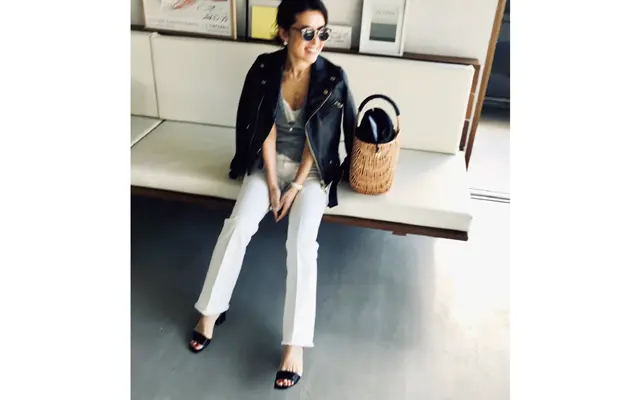 センタープレスで脚がすっきり見えるミラ オーウェンのホワイトデニム