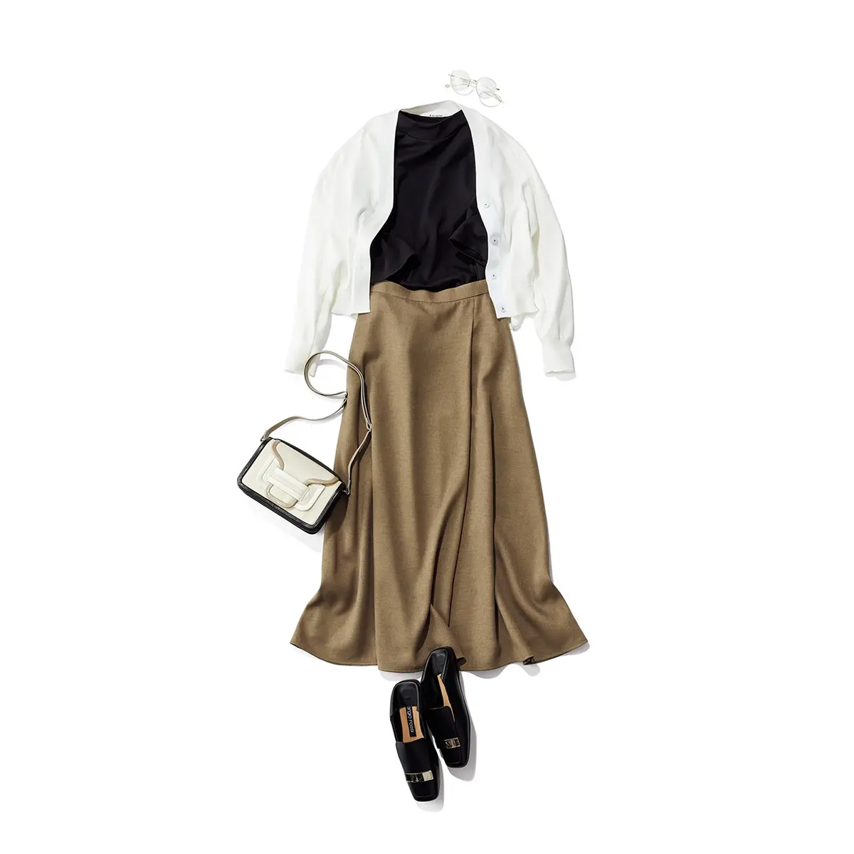 白ニットカーデと黒トップス、ベージュスカートのコーデ