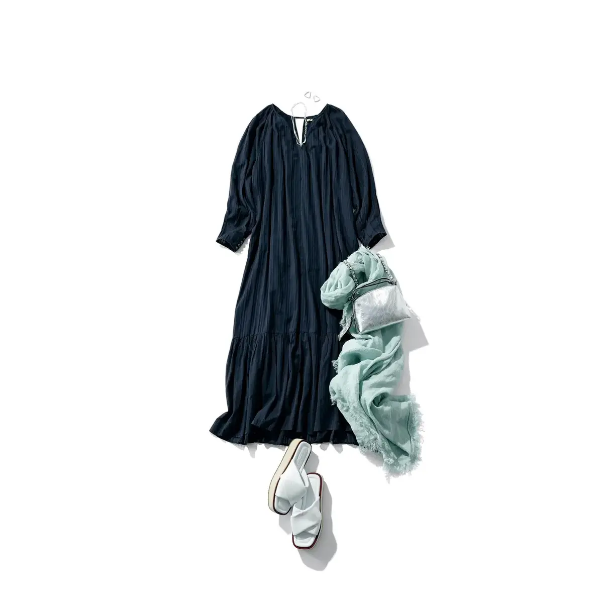 ゆるシルエットのネイビーワンピースは、淡色小物をトッピングして爽やかさを盛り上げる。