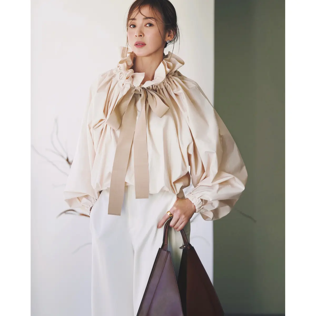 ベージュフリルブラウスと白パンツを合わせたコーディネート　モデル・SHIHO