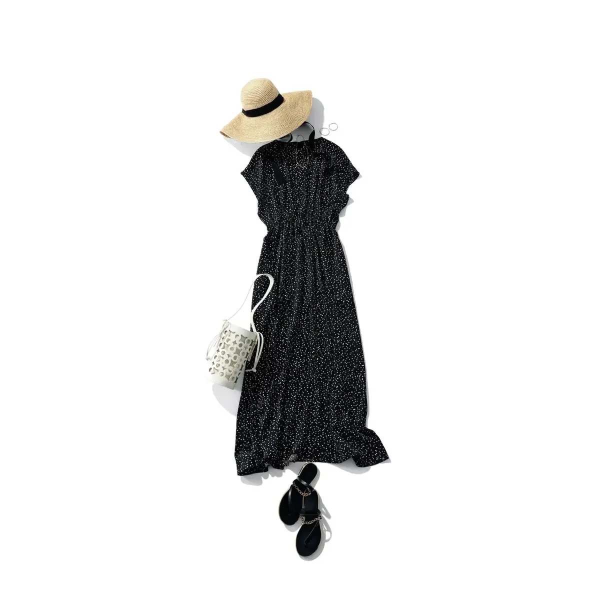 繊細なドット柄の黒ワンピースに夏小物で抜け感を出して、洗練されたリゾートスタイルを作る。