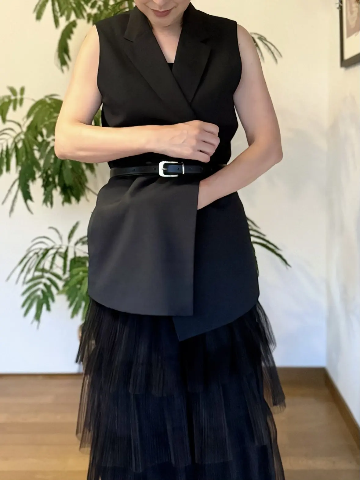 GU黒ジレ　黒のチュールスカート　黒ベルト　アラフィフ　50代　ジレコーデ