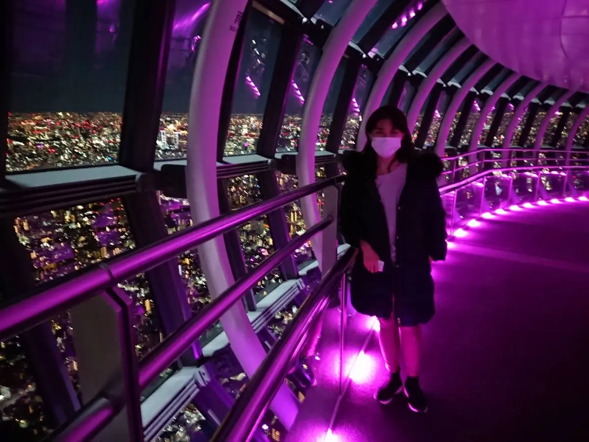 展望回廊にヨガマットを敷いて行います。ぐる～っと斜めな感じ