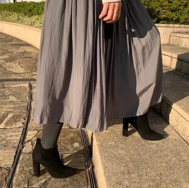 ヒールの高い靴やサンダルのおしゃれをあきらめる必要はないが、シチュエーションによってスニーカーと履き分けたり、足に負担をかけたあとのメンテナンスは必須。