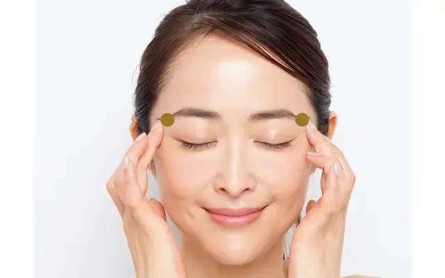 2.こめかみを押さえ、目を閉じる