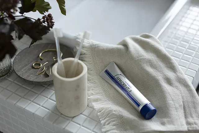 アパデントはシルバーにブルーのストライプというスタイリッシュなデザイン