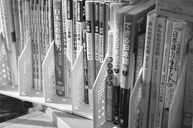 語学が堪能でも日本語 教師の道は険しく長時 間の勉強が必須。