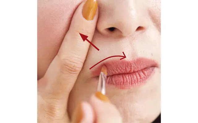 上唇の口角側をややはみ出して描く