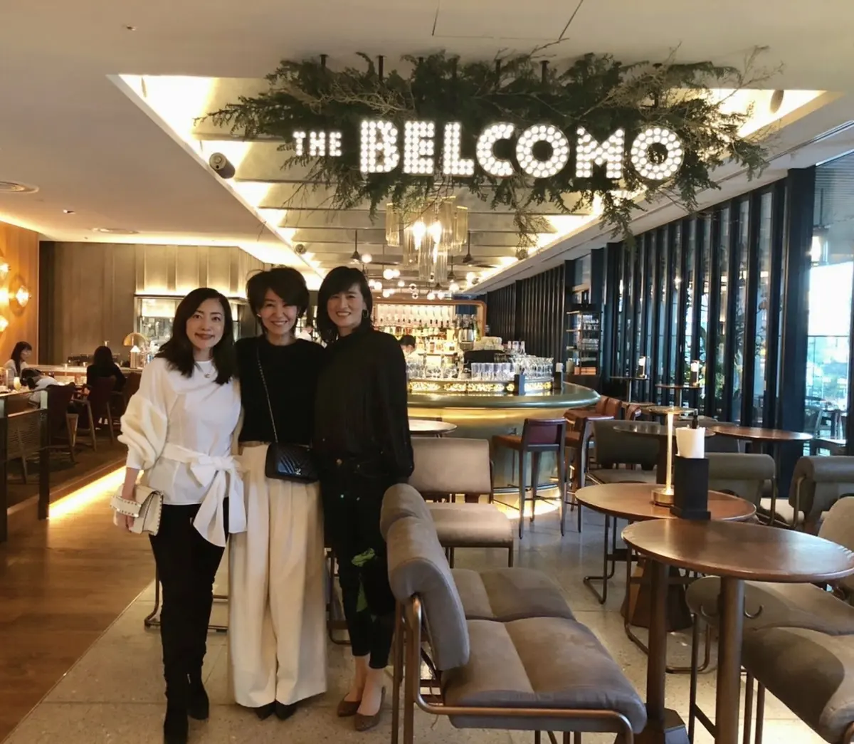 ブラックプリーツブラウスで華やかさをプラの画像_2