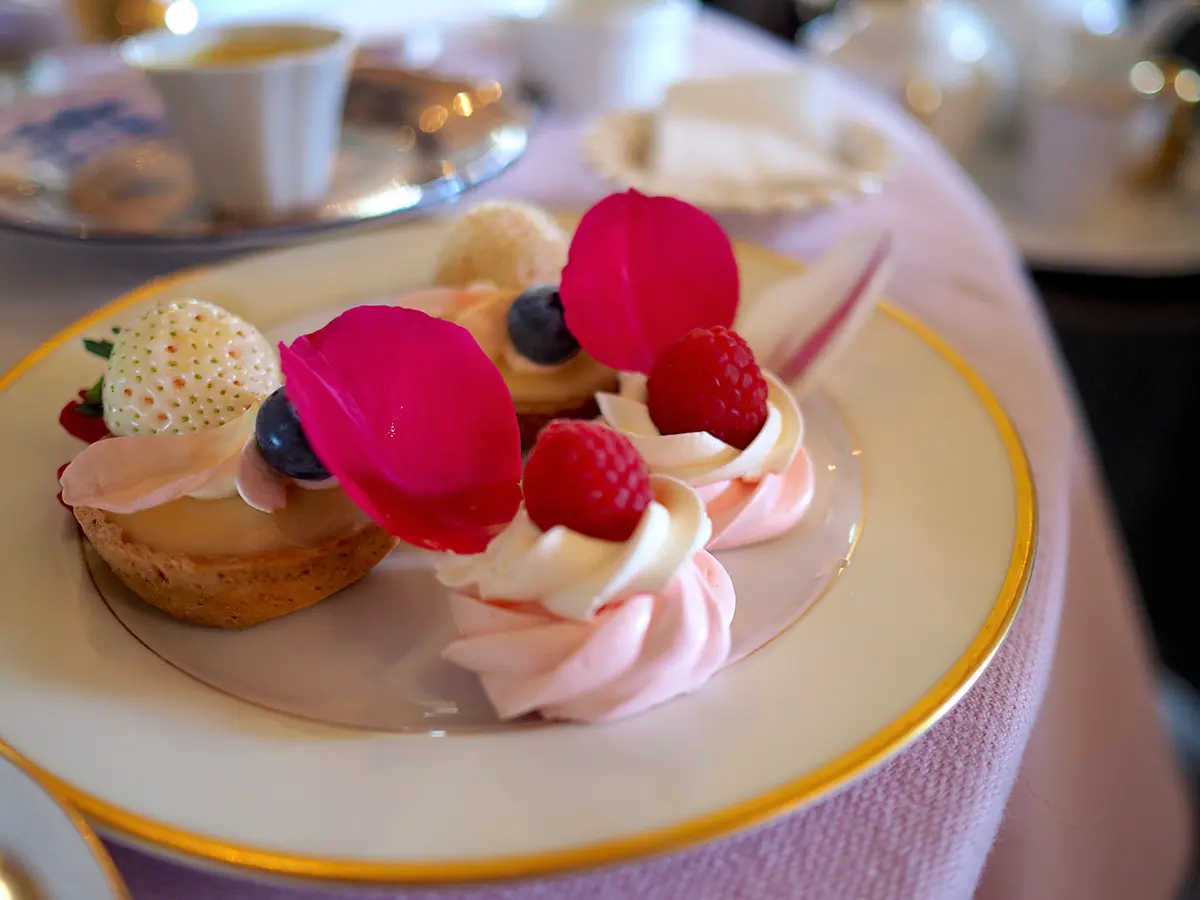 ホワイトチョコレートタルト（天使のいちご）・ラズベリーのパブロバ