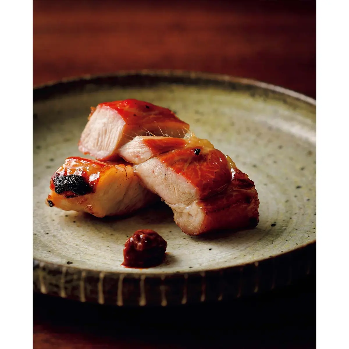 ￥25,000のコースから。高温の窯で脂を落としながら焼き上げた「叉 焼」。途中、ハチミツと水飴でコーティングしてうま味を凝縮する