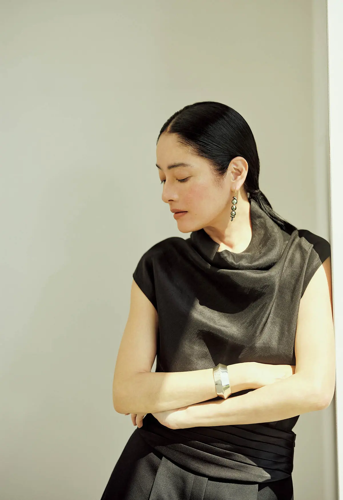 黒にドラマをもたらす 素材選びの妙