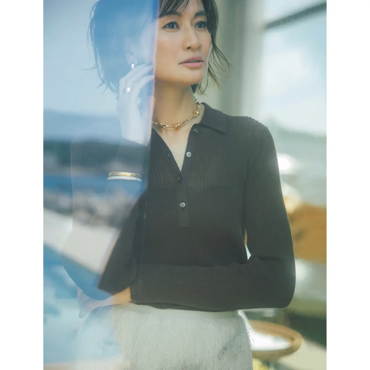 ブラウンリブニットトップスに白フェザースカートを合わせたコーディネート　モデル・渡辺佳子