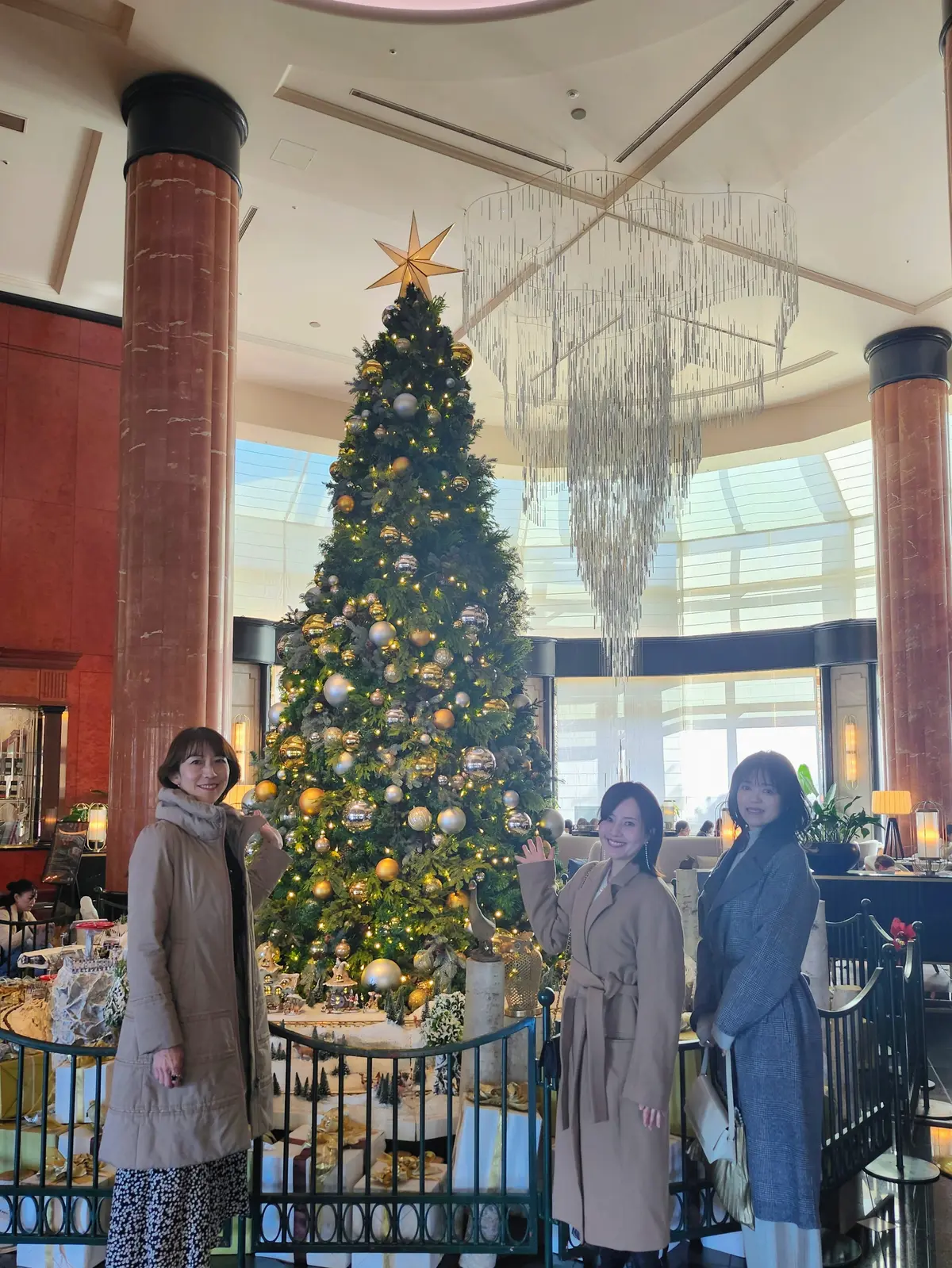 恵比寿ランチ、ウェスティンホテル東京、クリスマスツリー、恵比寿ガーデンプレイス、バカラ、シャンデリア、40代ファッション、ローストビーフ、ロウリーズ・ザ・プライムリブ、イルミネーション、サラダビュッフェ、デザートビュッフェ