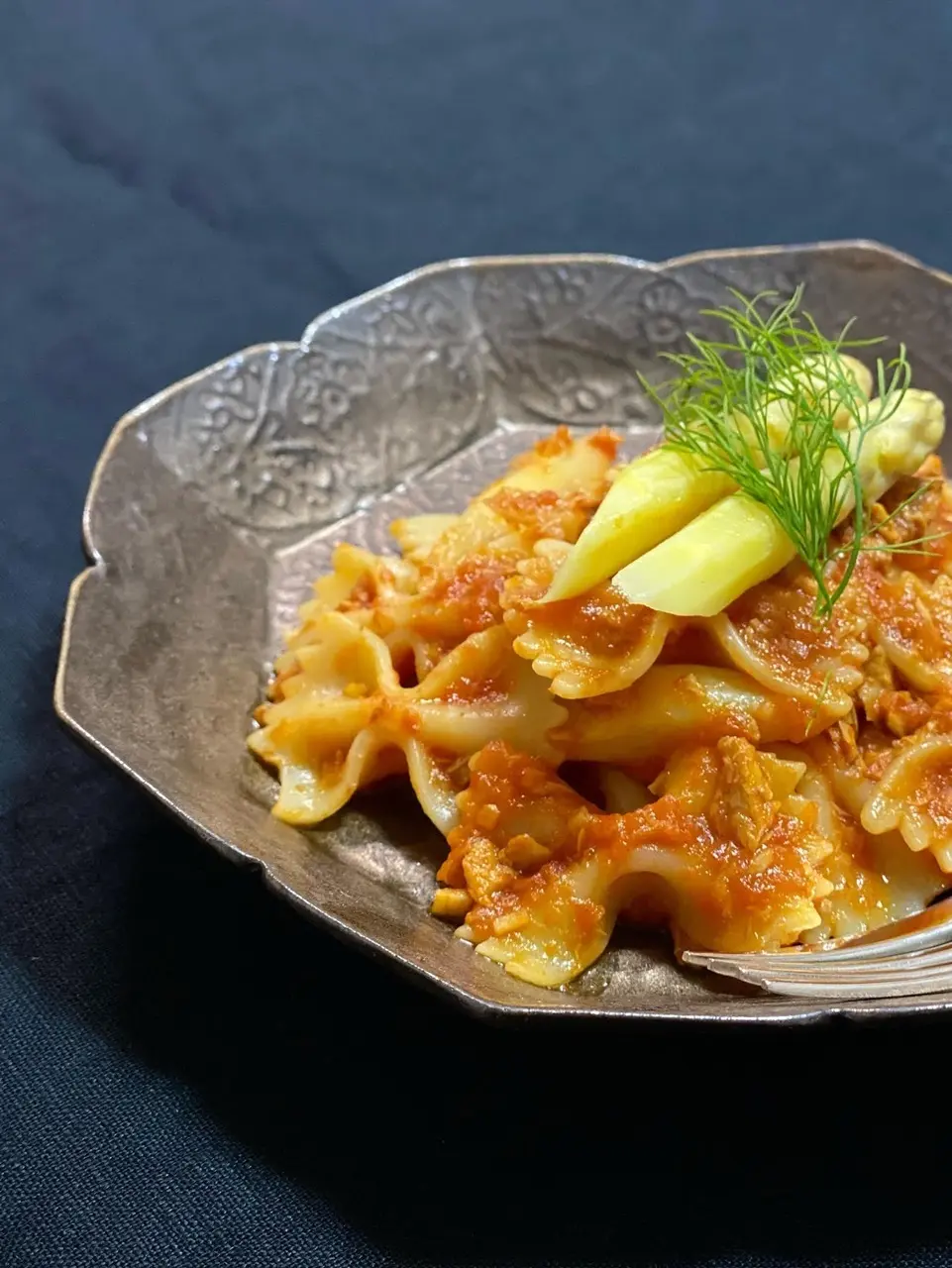 ぶりのフレーク＆ホワイトアスパラのトマトソースパスタ