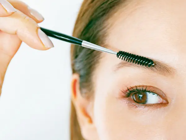 スクリューブラシで毛流れを調整