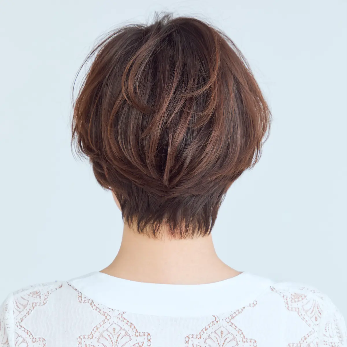 後から見たショートヘアスタイル