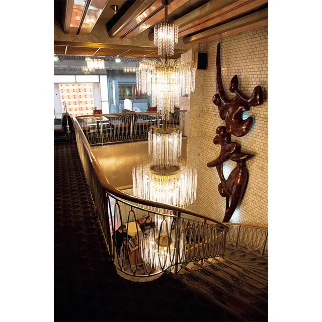 豪華絢爛なシャンデリ アが存在感を放つ　