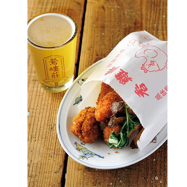 台湾クリスピー唐揚げ￥700。袋詰めの盛りつけが台湾屋台風。