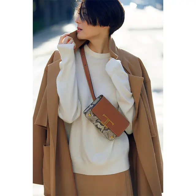 異素材使いのクロスボディが モードなアクセントに