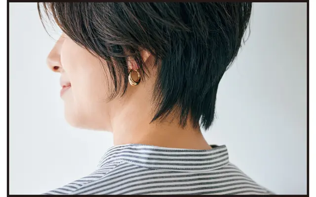 物理的に襟足を長くするとウルフに近づきモードな印象になるので、横の長さとのコントラストで首まわりをスッキリ長く見せるのがコツ！