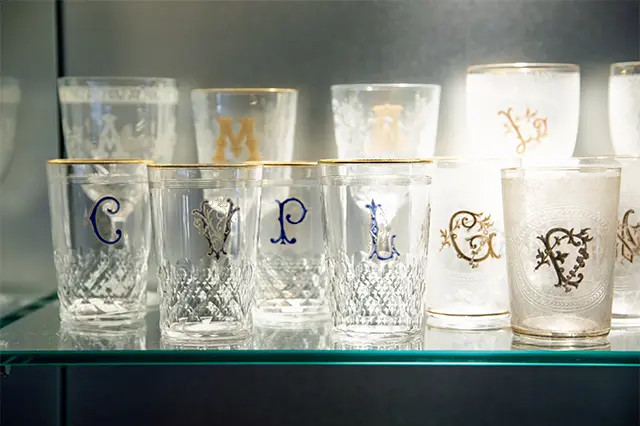 イニシャル入りのタンブラーは19世紀のバカラやサンルイ