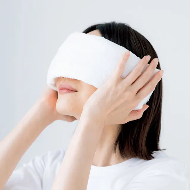 こめかみまで温・冷タオルで包む