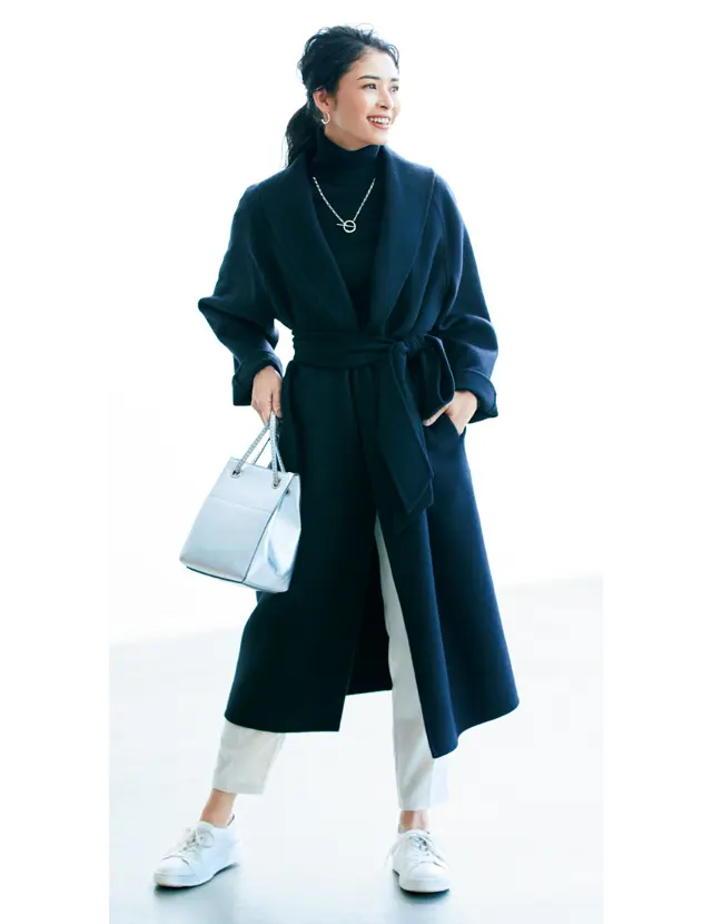 “小柄さん”におすすめ円錐形スタイル　ガウンコートはちょい高めにベルトをキュッと締めるべし