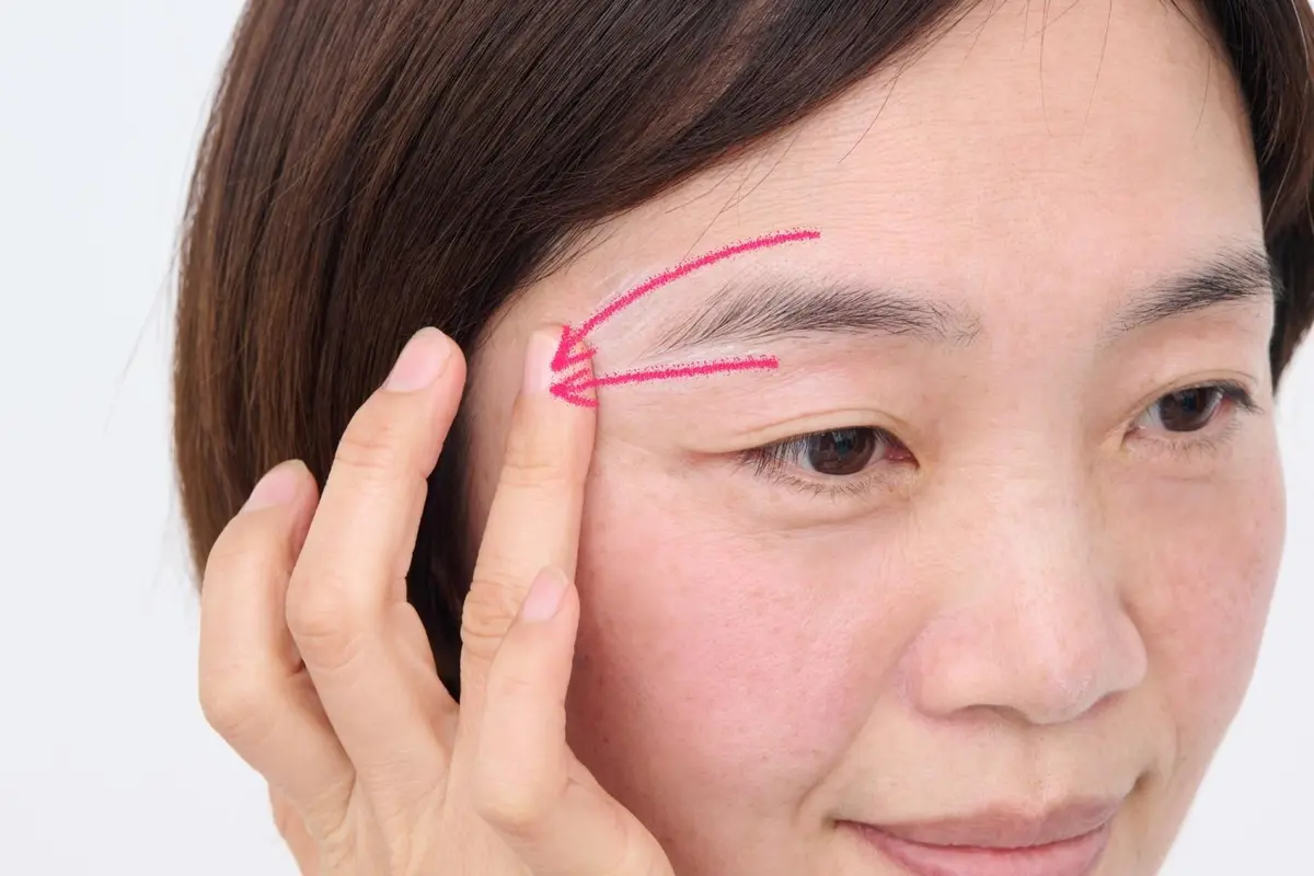 OurAge×Webエクラ　下地　プロセス　眉山から眉尻の上下にも下地を。こめかみに向かって