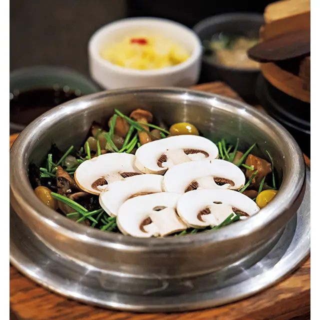 ランチの定番、人 気メニューのトリュフマッシュルーム 釜めしW20,000。