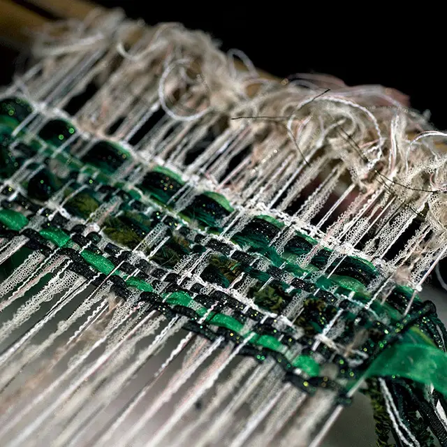さまざまな素材や色で、ていねいに確実に紡がれていくツイ ード生地。